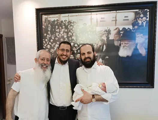 איתמר חמו בברית, שלושה מחייכים מול תמונת הרבי והתינוק בידיים