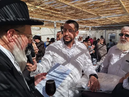 המוהל איתמר חמו בברית בסוכה, עם הרב הראשי לישראל הרב קלמן בר שליט״א המברך במיקרופון