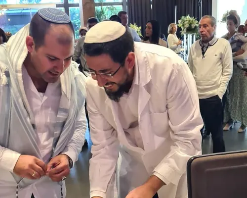 איתמר חמו מתכונן לברית באולם, האורחים מסביב